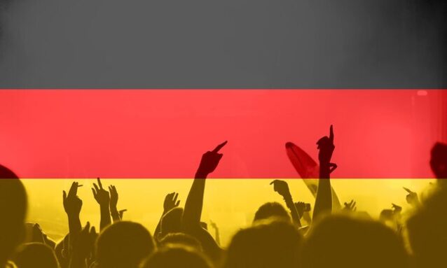 double-exposition-foule-gens-drapeau-allemand-lors-concert-musique_1048944-24461954.jpg